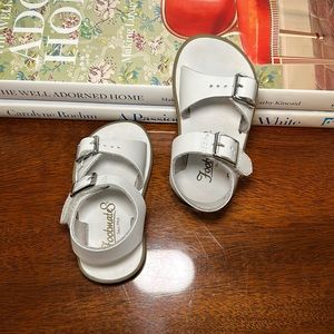 Like new White Footmates Size 4